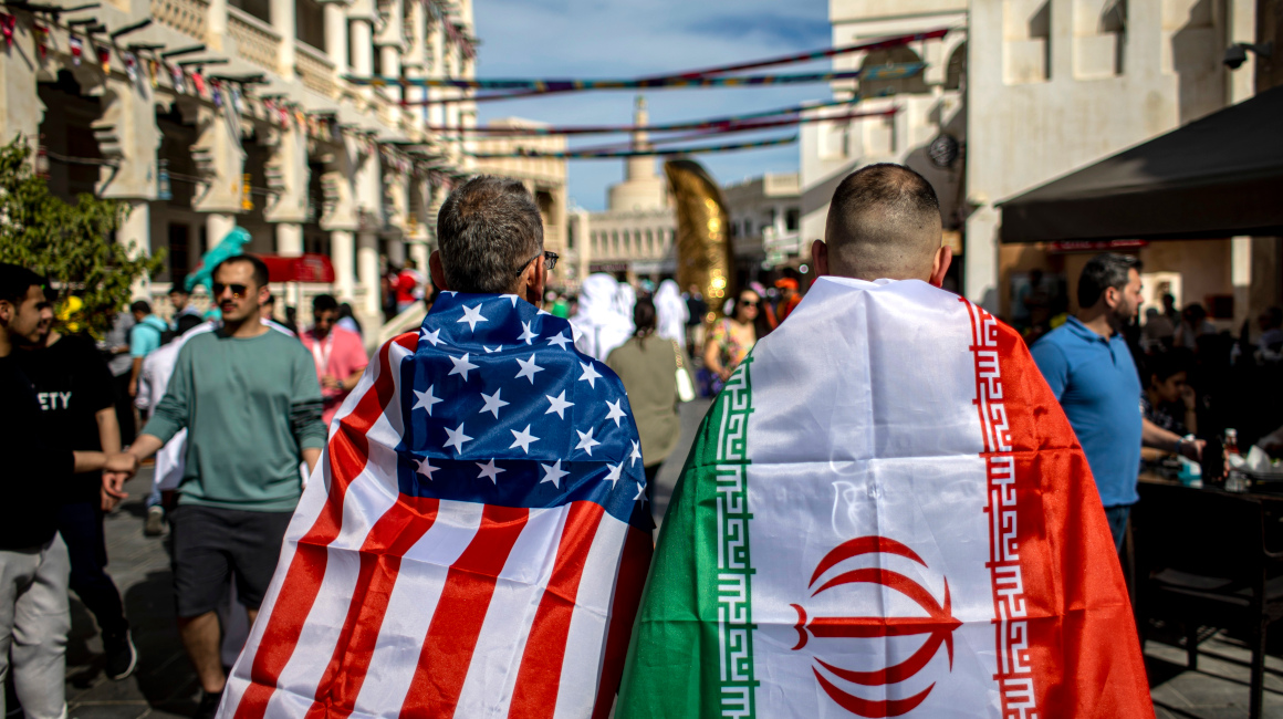 Hinchas con las banderas de Estados Unidos e Irán en el mercado Souq Waqif.