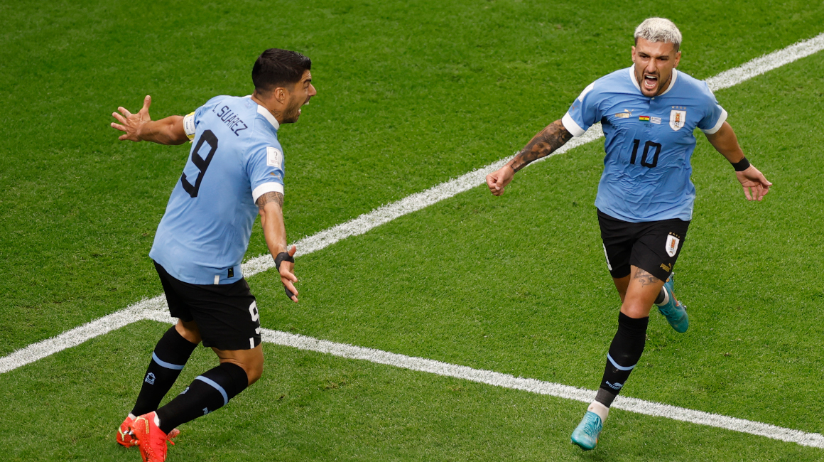 Giorgian de Arrascaeta y Luis Suárez de Uruguay celebran uno de los goles de su selección, el 2 de diciembre de 2022.