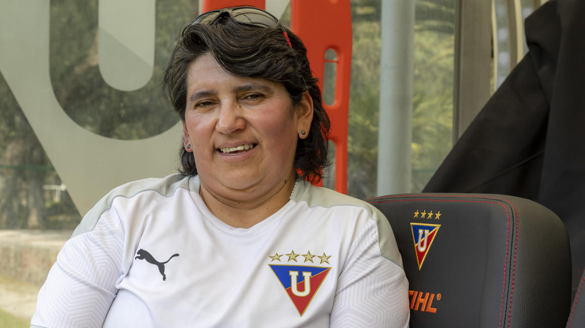 Jeny Herrera atiende una entrevista con Primicias en el Complejo Deportivo de Liga de Quito, en noviembre de 2022.