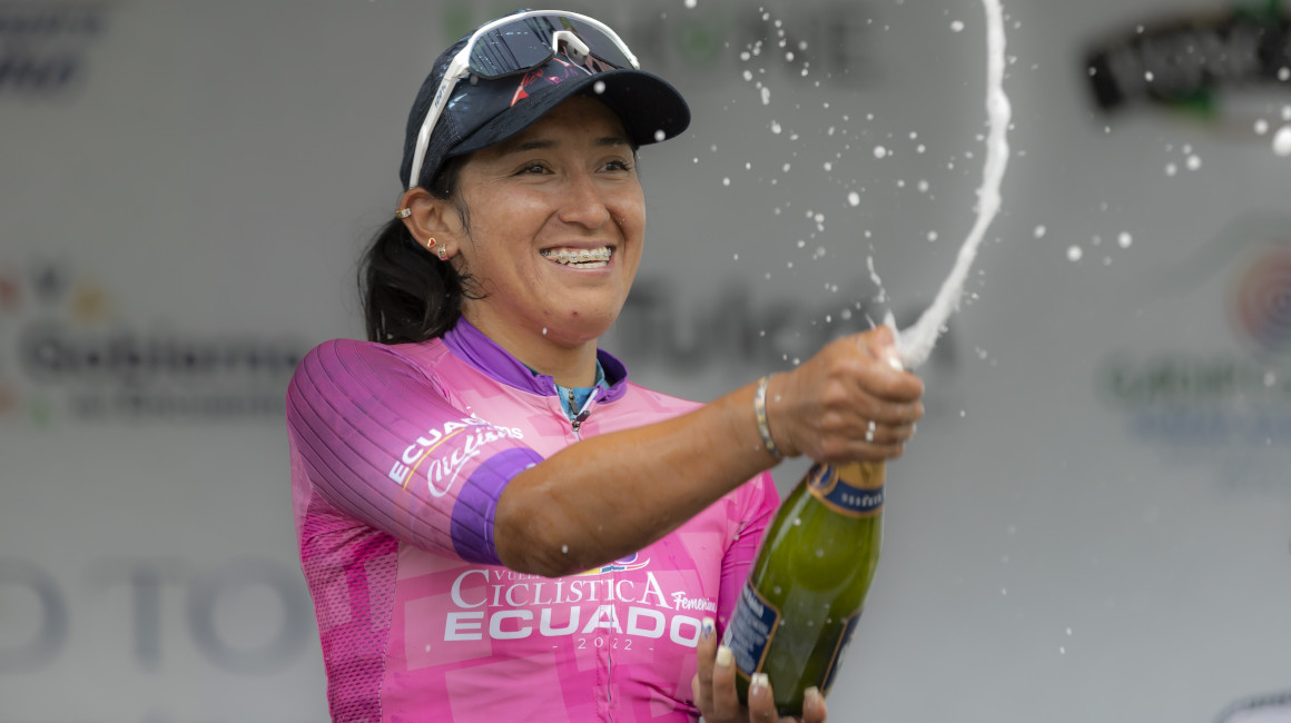 Miryam Núñez festeja su título de la Vuelta femenina al Ecuador, el 18 de noviembre de 2022.