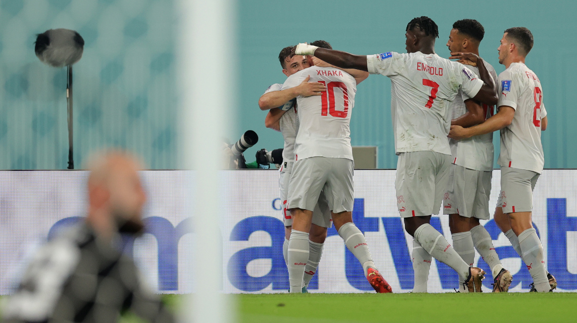 Los jugadores de Suiza festejan uno de sus goles ante Serbia en el Mundial de Qatar, el 2 de diciembre de 2022.