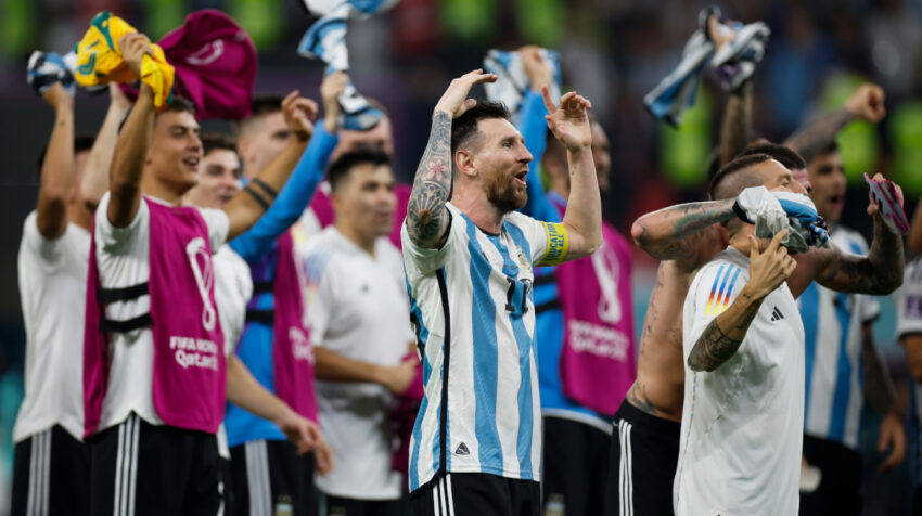 Lionel Messi celebra con sus compañeros de la selección argentina tras el triunfo ante Australia.