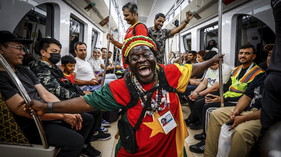 Un hombre africano canta en el metro de Doha, el 2 de diciembre de 2022.