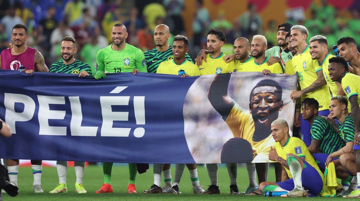 Los jugadores de la selección de Brasil posan con un cartel de apoyo a Pelé, que se encuentra hospitalizado.