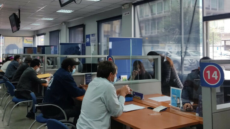Usuarios en las oficinas del SRI el 2 de diciembre de 2022.