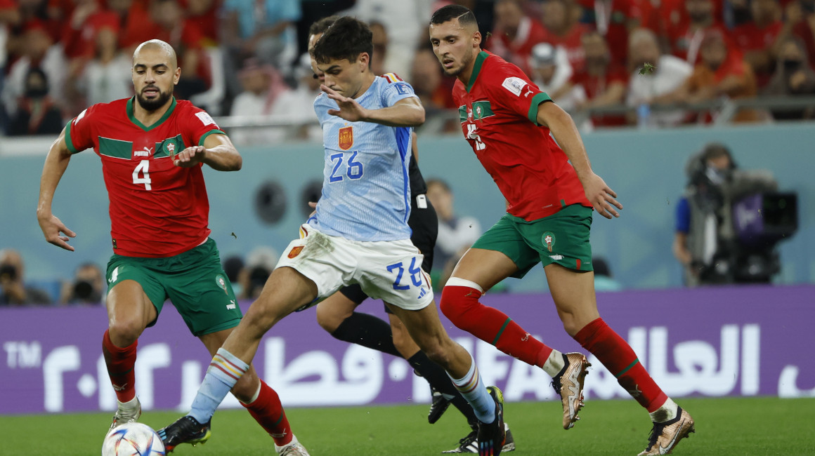 Pedri, de España, maneja una pelota en el partido ante Marruecos, el 6 de diciembre de 2022.