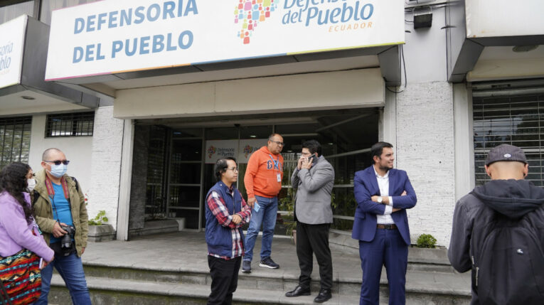 Un grupo de trabajadores de diario El Comercio, representado por su abogado Harold Burbano, llegó a la Defensoría del Pueblo con el fin de solicitar una intervención para el pago de sus sueldos, el 2 de diciembre de 2022.  
