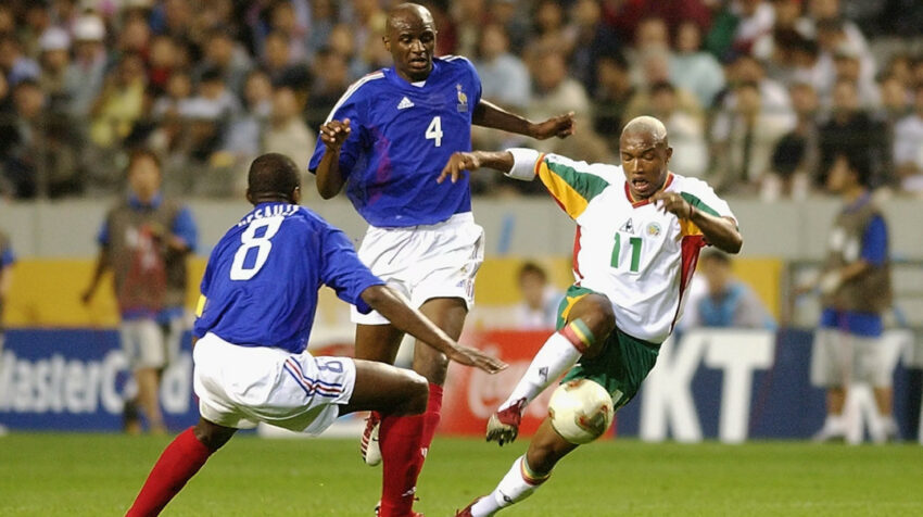Un futbolista senegalés elude a dos franceses, durante el Mundial de Corea-Japón 2002.