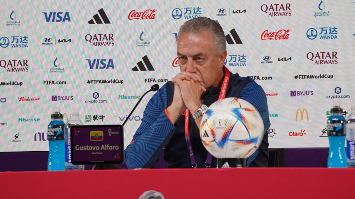 El entrenador Gustavo Alfaro durante una conferencia de prensa en el Mundial de Qatar 2022.