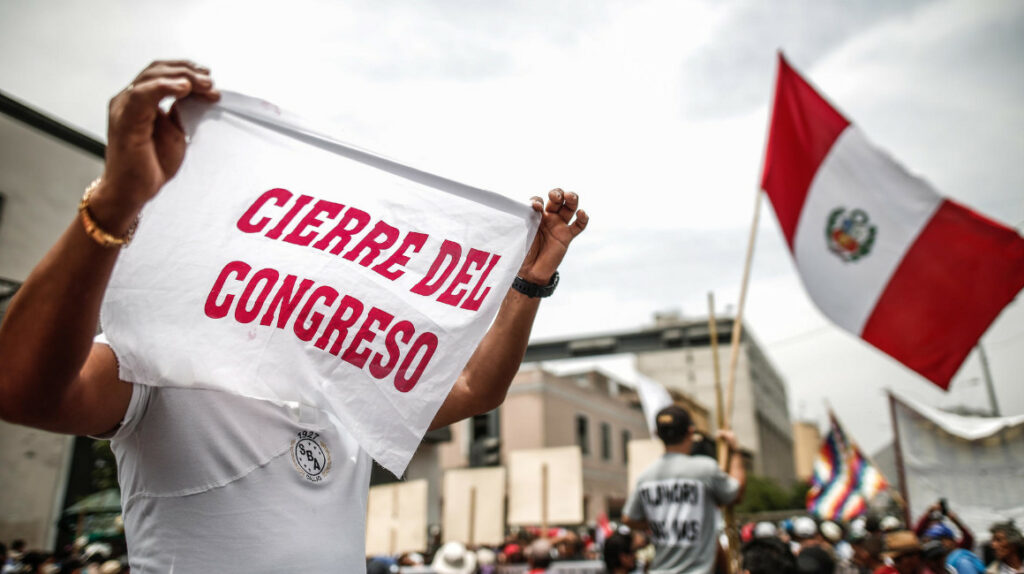 Crisis política en Perú causa remezón en economía peruana