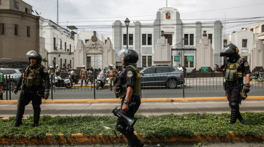 Policías vigilan la Prefectura donde se encuentra el presidente Pedro Castillo, en Lima, el 7 de diciembre de 2022.