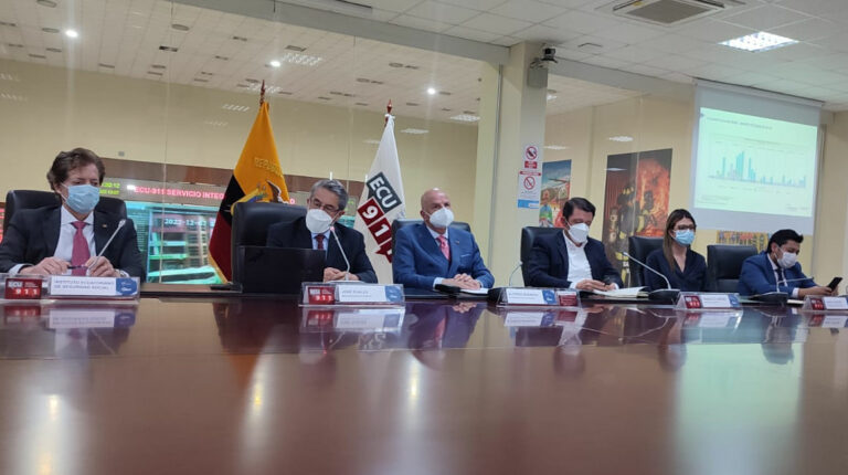 El ministro de Salud, José Ruales (2i), junto al vicepresidente, Alfredo Borrero (3i), junto a otros integrantes del COE Nacional.