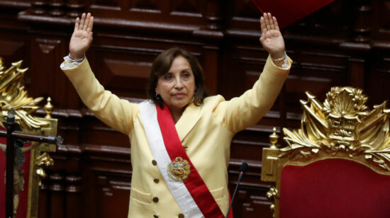 La abogada Dina Boluarte saluda tras ser juramentada como nueva presidenta del Perú, el 7 de diciembre de 2022, en Lima.