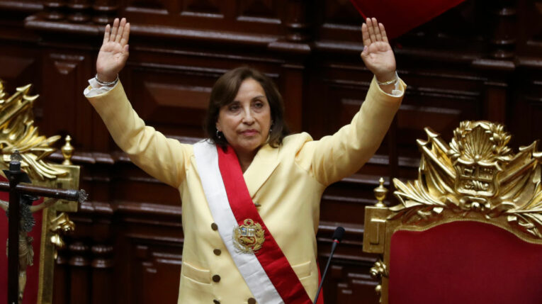 Boluarte anuncia adelanto de elecciones en Perú entre protestas