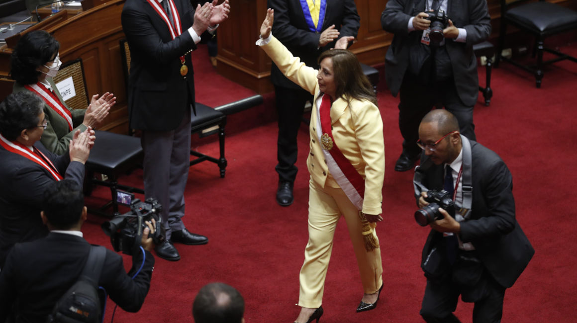 La abogada Dina Boluarte saluda tras ser juramentada como nueva presidenta de Perú. 7 de diciembre de 2022 