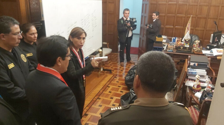 Agentes fiscales buscan pruebas de rebelión del expresidente Pedro Castillo en el Palacio de Gobierno de Perú. 