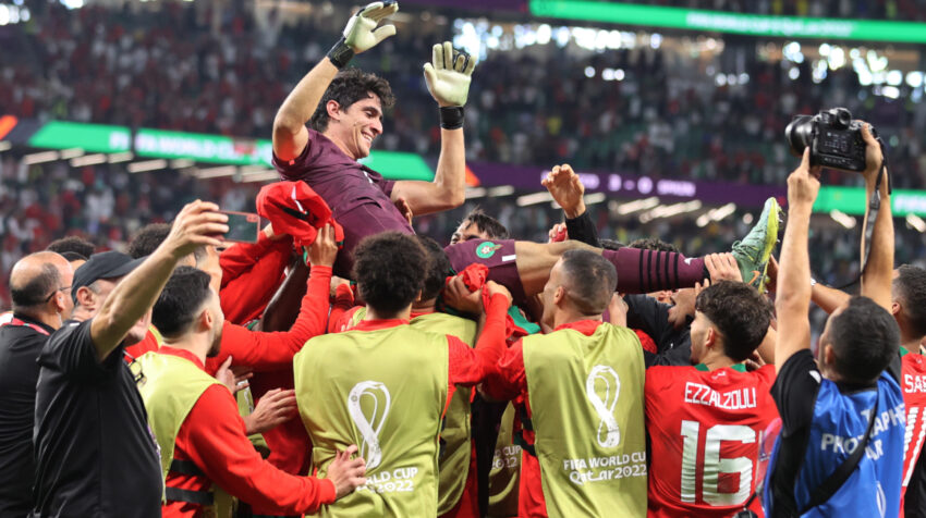Los jugadores de Marruecos elevan al arquero Bono, gran figura en la victoria sobre España, el 6 de diciembre de 2022, en el Mundial de Qatar. 