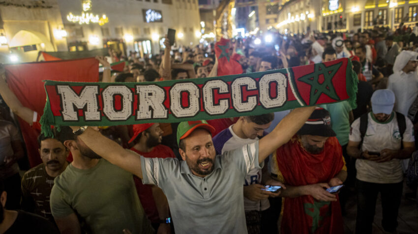Hinchas de Marruecos festejan, en el mercado Souq Wakif de Doha, la clasificación a los cuartos de final del Mundial, el 6 de diciembre de 2022. 