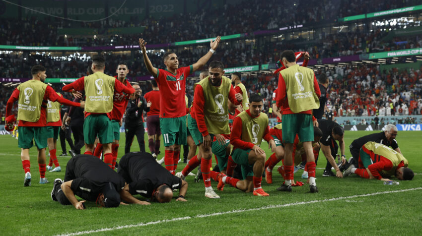Los jugadores de Marruecos festejan la clasificación a los cuartos de final del Mundial de Qatar, el 6 de diciembre de 2022, después de vencer a España. 