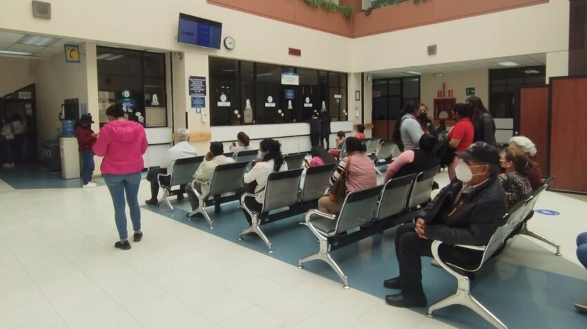 Ciudadanos esperan atención en uno de los centros de salud del IESS en Cuenca, el 8 de diciembre de 2022.