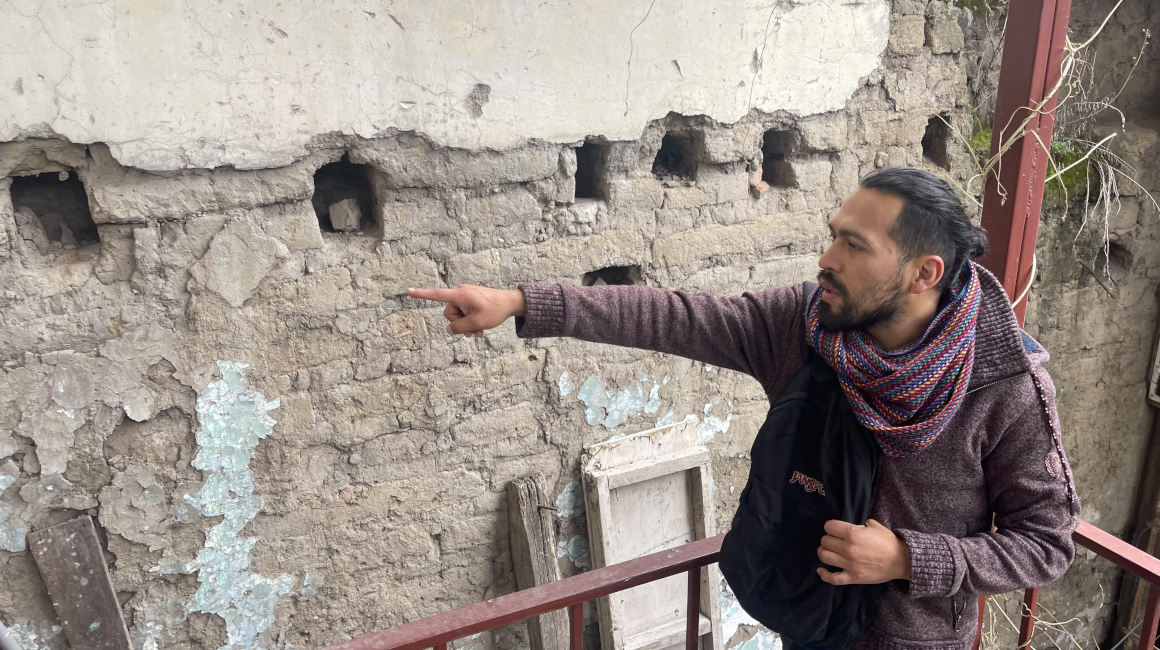 Oswaldo Montiel muestra las paredes de adobe con las que fueron construidas la casa. 