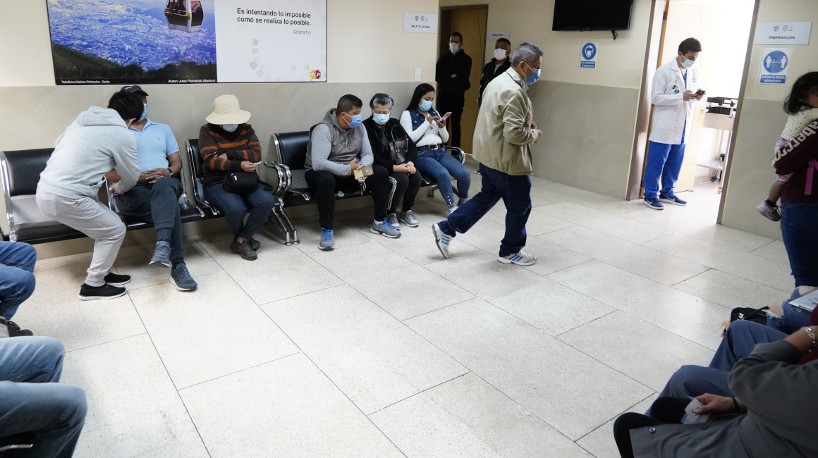 Personas en el centro de salud Las Casas, en el centro norte de Quito, el 9 de diciembre de 2022.