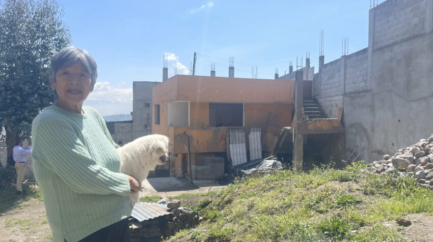 Teresa Lumaña vive en la zona cero de la emergencia. Detrás, la casa afectada. 