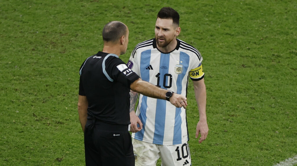 Messi a Wout Weghorst después del partido: “¿Qué miras bobo?”
