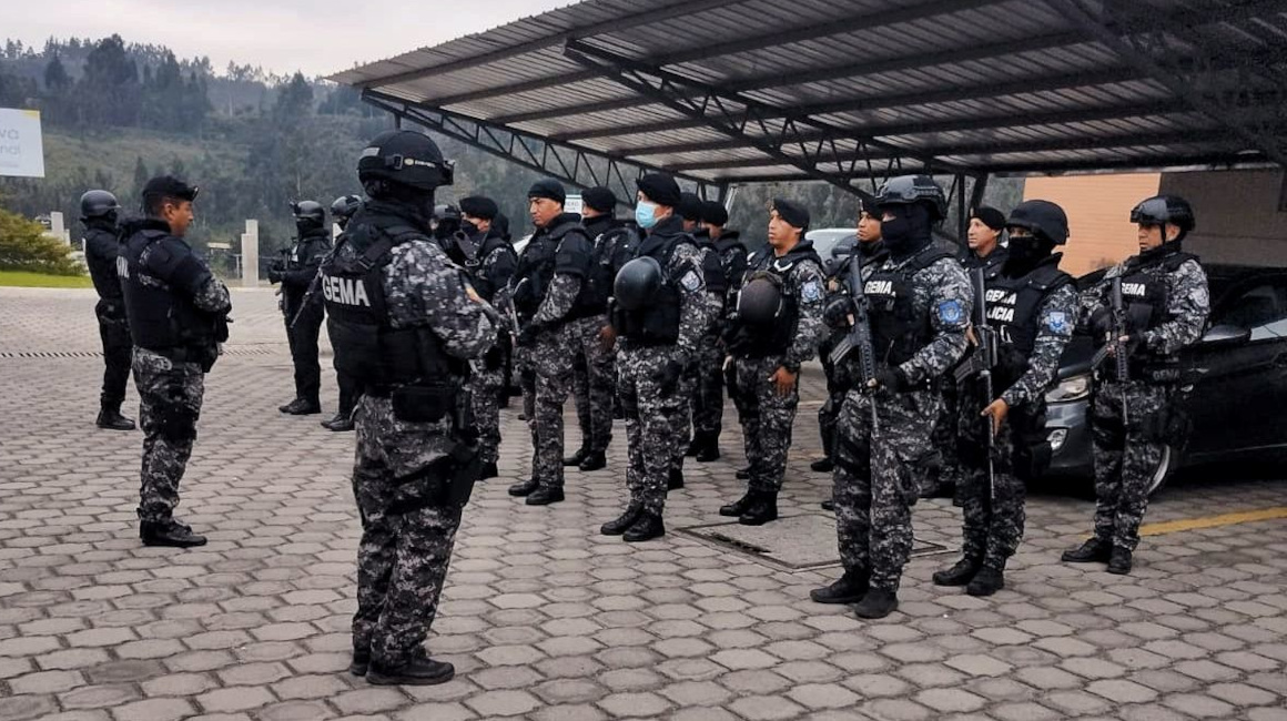 Policías durante un operativo en Chimborazo, el 10 de diciembre de 2022.