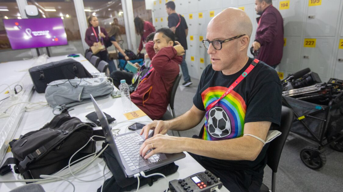 Grant Wahl con la camiseta arcoíris en la sala de prensa de uno de los estadios del Mundial de Qatar. 