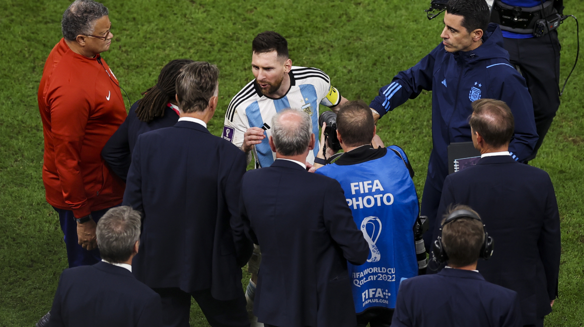 Después de la victoria de Argentina, Lionel Messi se acercó a reclamarle a Louis Van Gaal, el 9 de diciembre de 2022.
