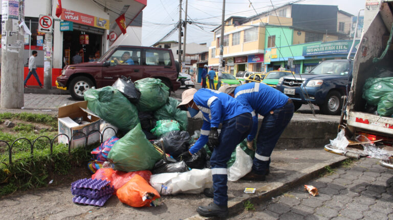 Trabajadores de Emaseo recogen basura en la parroquia de Conocoto, en diciembre de 2022.