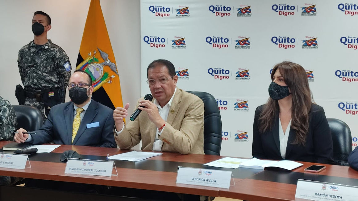 Efraín bastidas, gerente del Metro de Quito, Guarderas y Verónica Sevilla, representante del consorcio operador, durante una rueda de prensa, el 12 de diciembre de 2022.