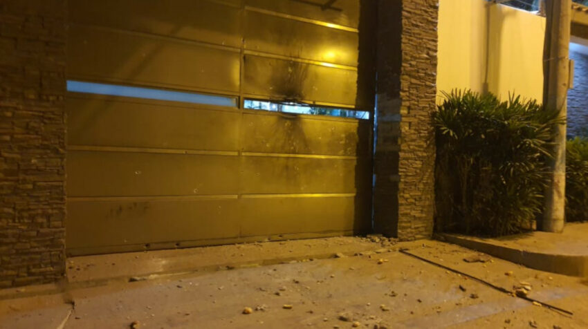 Así quedó la puerta de la casa de la familia Macías, en Manta, tras el ataque registrado en diciembre de 2022.