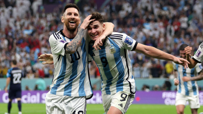 Lionel Messi festeja con Julián Álvarez en el partido de Argentina ante Croacia, el 13 de diciembre de 2022.