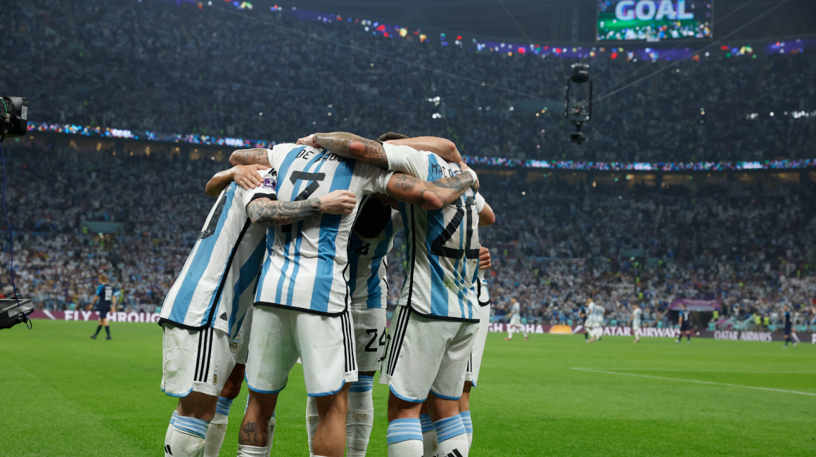 Los jugadores de Argentina festejan uno de los goles anotados en el estadio de Lusail en la semifinal ante Croacia, el 13 de diciembre de 2022.