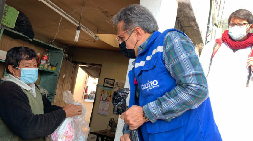 El secretario de Incluso Social, Fernando Sánchez Cobo, entrega kits a las víctimas del aluvión. 