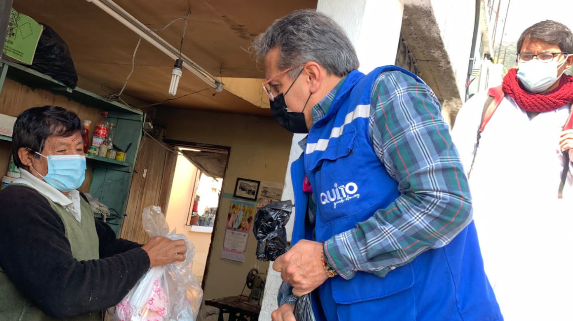El secretario de Incluso Social, Fernando Sánchez Cobo, entrega kits a las víctimas del aluvión. 