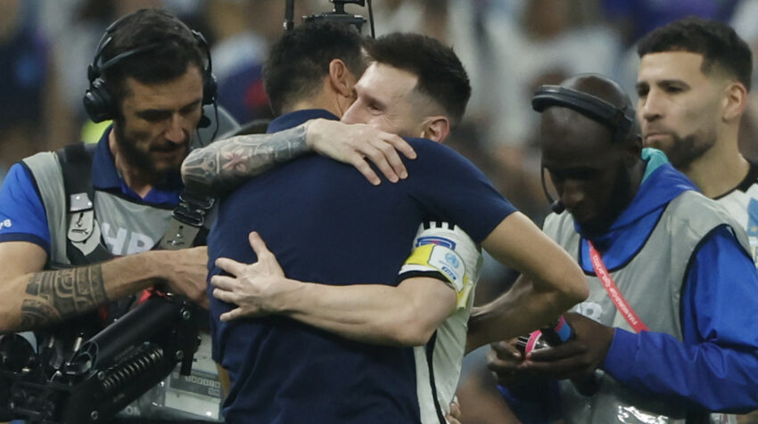 Lionel Scaloni se abraza con Lionel Messi después del partido ante Croacia, el 13 de diciembre de 2022.