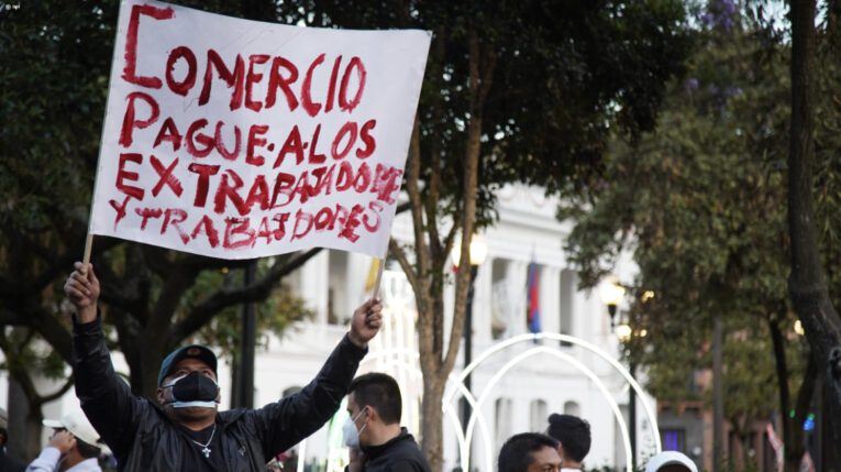 Protesta de trabajadores y extrabajadores de diario El Comercio, el 3 de enero de 2022, en Quito.