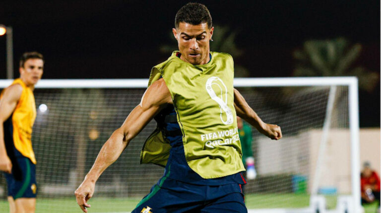 Cristiano Ronaldo durante un entrenamiento con la selección Portugal en el Mundial de Qatar.