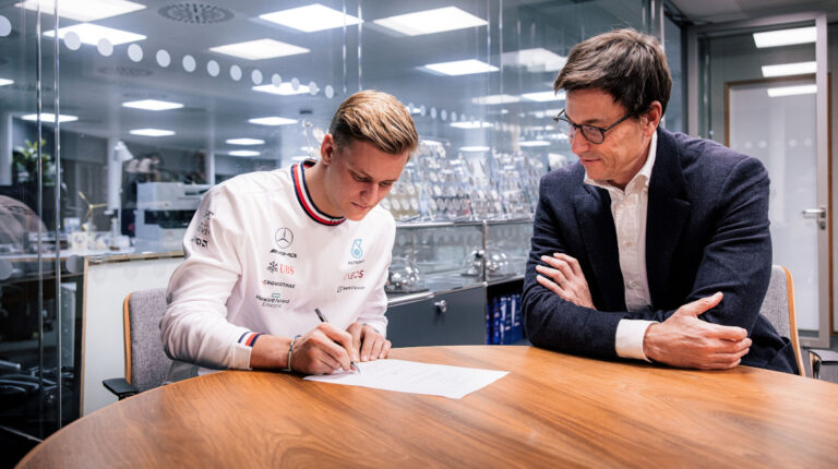 Mick Schumacher, junto a Toto Wolff, durante la firma de su contrato con Mercedes, el 15 de diciembre de 2022.