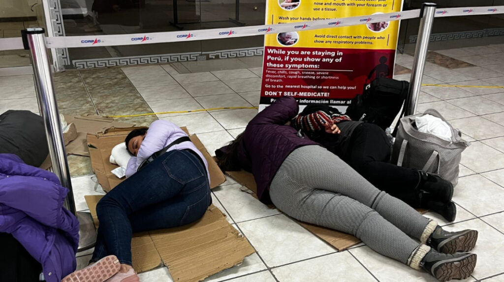 20 ecuatorianos varados en aeropuerto de Cusco por protestas