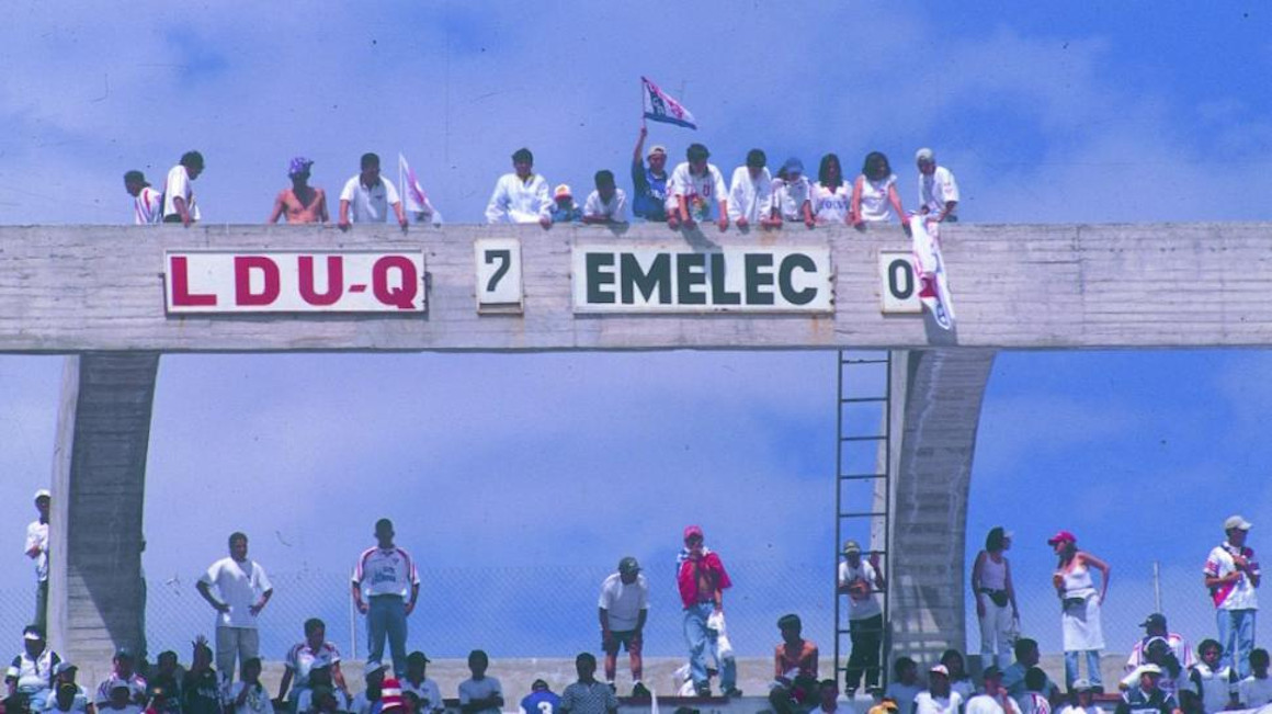 El marcador en el estadio Rodrigo Paz Delgado, el 27 de diciembre de 1998.