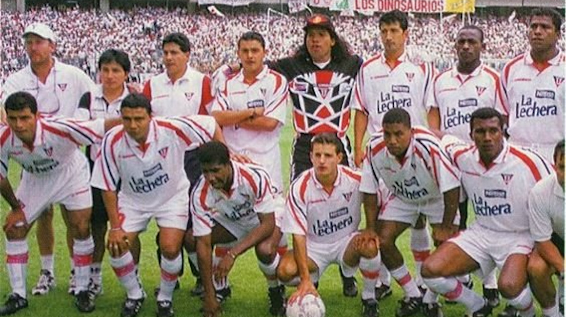 El plantel de Liga que alcanzó el título de 1998, antes de jugar contra Emelec.