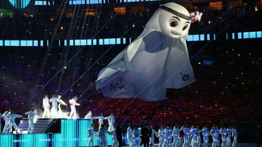 La'eeb, la mascota del Mundial, durante la ceremonia de inauguración.
