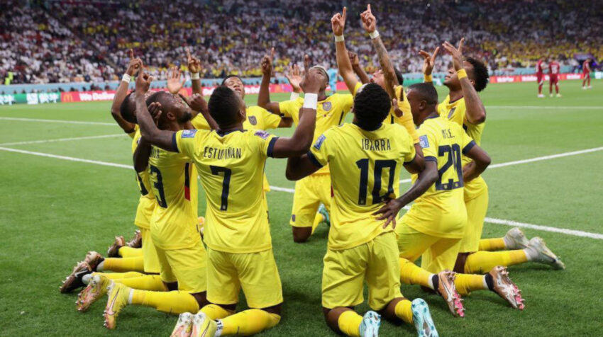 Los jugadores ecuatorianos celebran durante el partido inaugural ante Qatar.