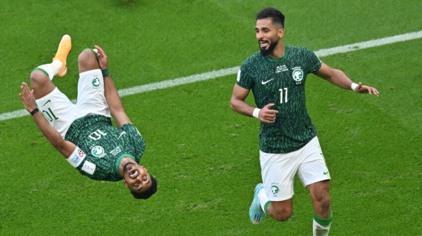 Los jugadores de Arabia Saudita festejan el triunfo ante Argentina.