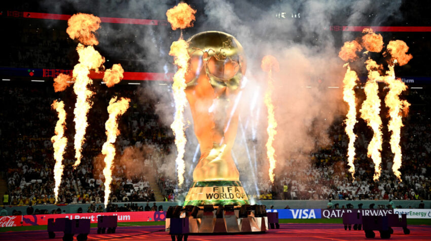 Antes de cada partido se hizo una ceremonia con una réplica gigante del trofeo de la Copa del Mundo.