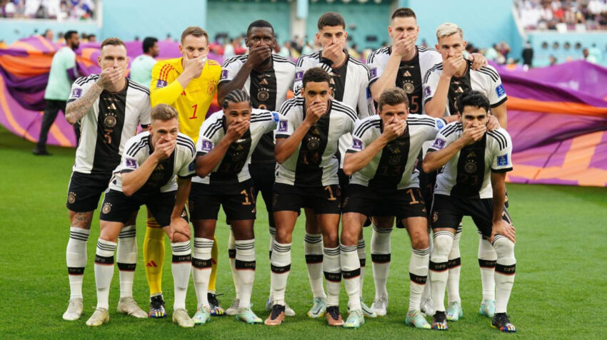 Los jugadores de Alemania se tapan la boca porque se prohibió usar el brazalete 'One Love' en el Mundial de Qatar.